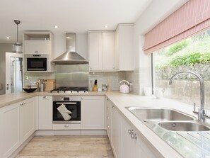Dishwasher, freezer - 2 bedroom accommodation in Knowle Road (Knowle Road)