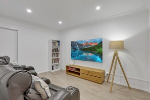 Smart TV, DVD player, books - Townhouse - High Speed NBN and walk to everything (Point Lookout)