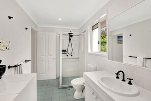 Dusche, Haartrockner, Handtücher