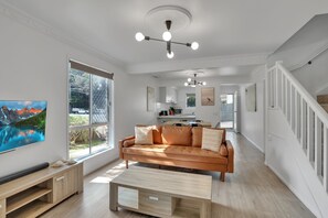 Smart TV, DVD player, books - Townhouse - High Speed NBN and walk to everything (Point Lookout)