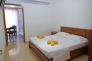 Desk, soundproofing, free WiFi, bed sheets