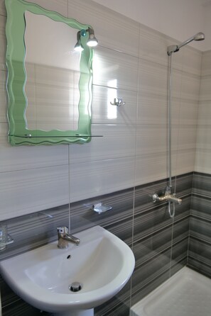 Free toiletries, hair dryer, towels - Aleksander Apartments (Ksamil)