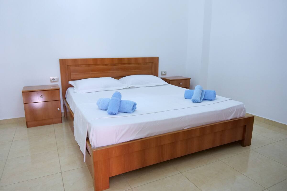 Escritorio, sistema de insonorización, wifi gratis y ropa de cama 