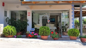 Property entrance - Aleksander Apartments (Ksamil)