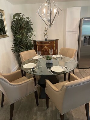 Dining - New listing. Prime location in Scottsdsle (Scottsdale)