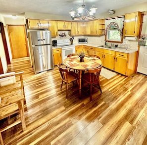 Fridge, microwave, oven, stovetop - Horse Lover's Hideaway - cabin located near mountain and river activities! (Shenandoah)