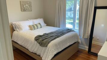 3 bedrooms, iron/ironing board, WiFi, bed sheets