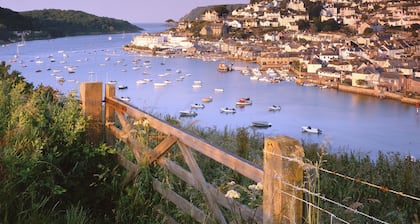 This apartment is just a short walk from the centre of Salcombe.