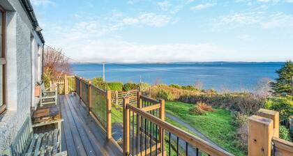 Enjoy stunning sea views from this traditional cottage on the coast of Arran.