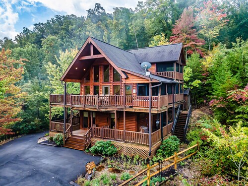 Mountain Views! Luxury 5-STAR Cabin! Hot Tub & Private Hiking into GSMNP