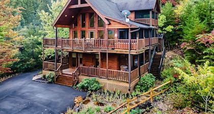 Mountain Views! Luxury 5-STAR Cabin! Hot Tub & Private Hiking into GSMNP