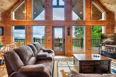 Mountain Views! Luxury 5-STAR Cabin! Hot Tub & Private Hiking into GSMNP