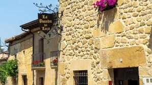 A stone building with a sign reading "La Posada de Teja". - La  Posada de Leza (Leza)
