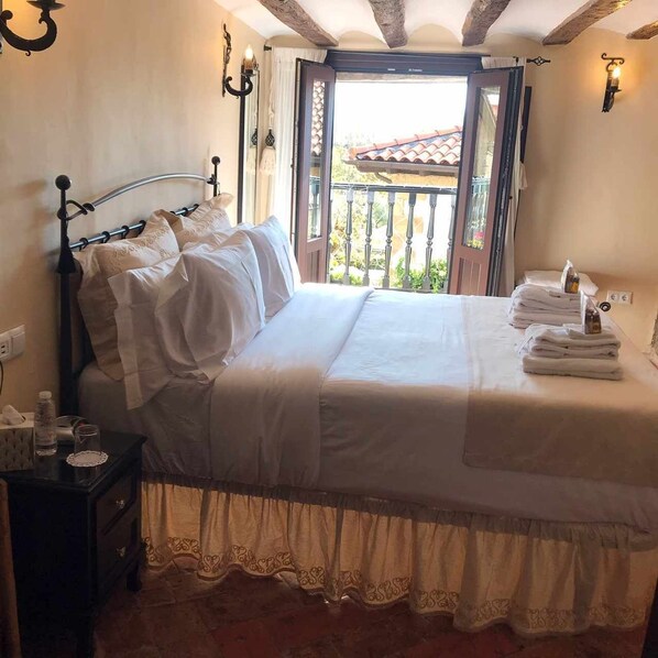 5 bedrooms, desk, iron/ironing board, free WiFi