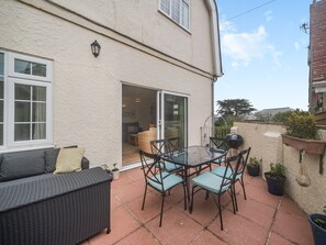 Outdoor dining - 2 bedroom accommodation in Herbert Road (Herbert Road)