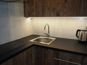 Réfrigérateur, four, lave-vaisselle, cafetière/bouilloire