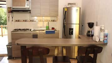 Mikrowelle, Ofen, Wasserkocher mit Kaffee-/Teezubehör, Toaster