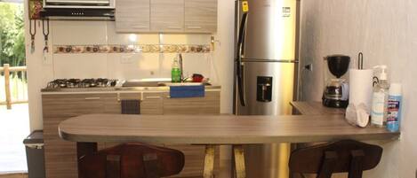 Micro-ondes, four, cafetière/bouilloire, grille-pain