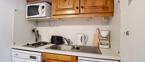 Kylskåp, mikrovågsugn, diskmaskin och kaffe- och tebryggare