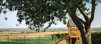 Traditional house with private 2 bedroom apartment, lake view from the garden