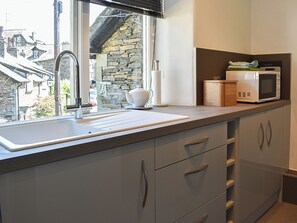Dishwasher, highchair, freezer - Upper Sycamore Cottage (Ambleside)