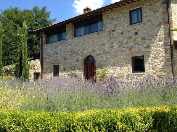 المنشأة من الخارج