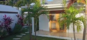 Exterior detail - 5 bedroom villa, large swimming pool 250m from the sea (Las Terrenas)
