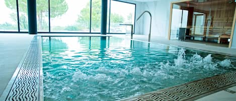 Hammam, soins corporels, massages des tissus profonds, massages thaĂŻs