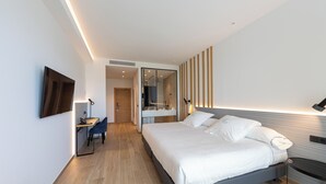A modern hotel room with a bed, desk, chair, and a mirror. - Syncrosfera Fitness & Spa Health Hotel Boutique (Pedreguer)