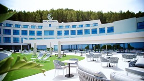 A hotel with a modern design, featuring a rooftop lounge area with outdoor seating and a view of the surrounding landscape. - Syncrosfera Fitness & Spa Health Hotel Boutique (Pedreguer)