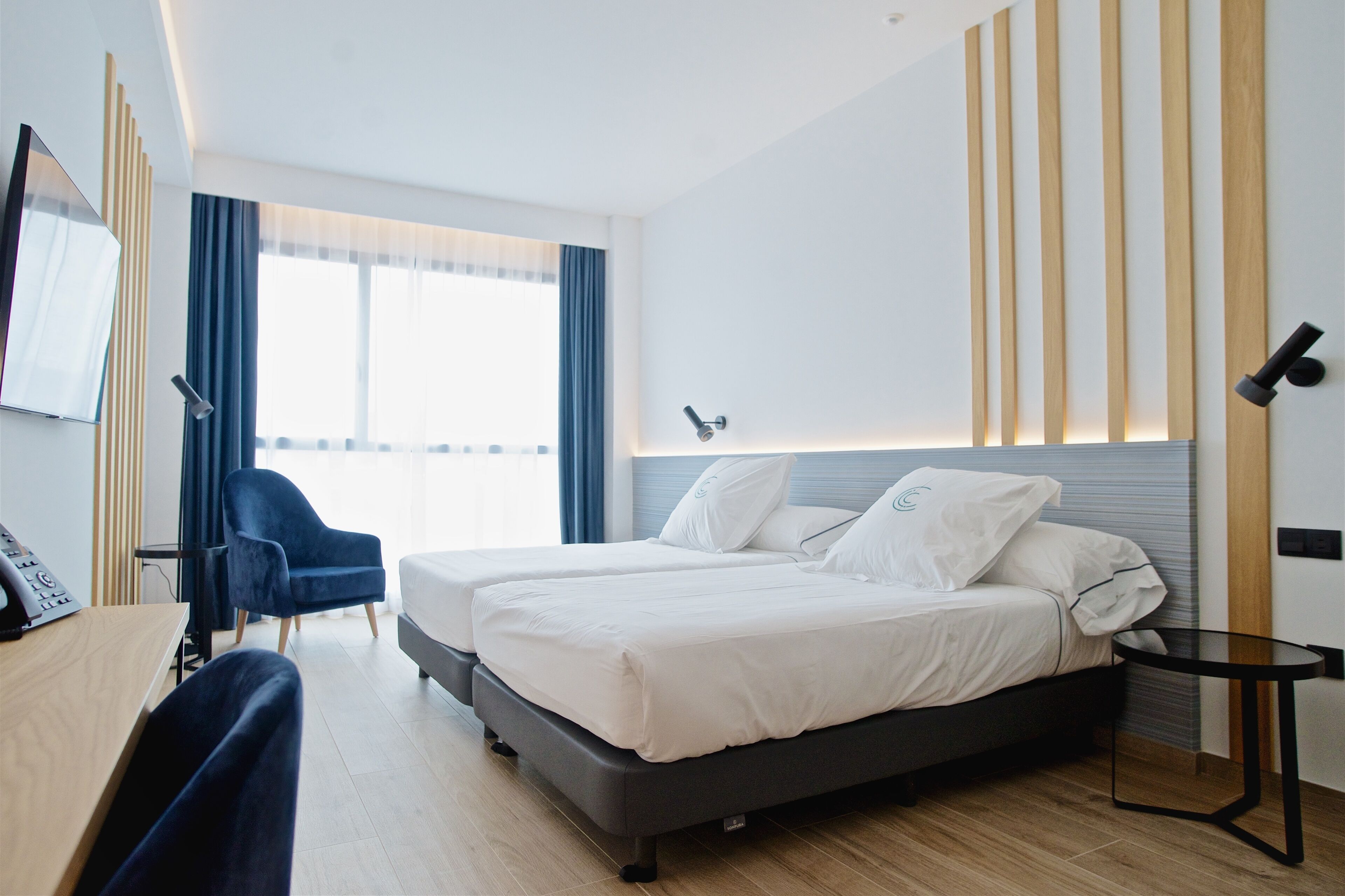 Habitación estándar con 1 cama doble o 2 individuales | Caja fuerte, cortinas opacas, tabla de planchar con plancha