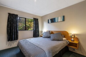 1 bedroom, bed sheets