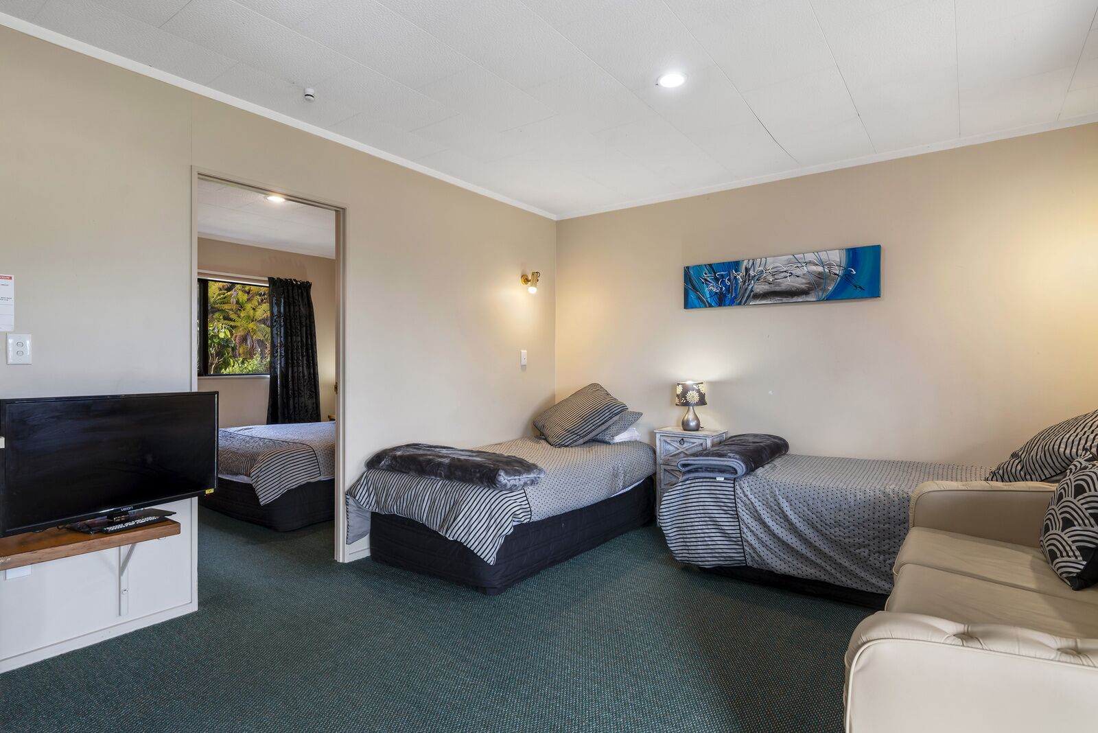 1 bedroom, bed sheets