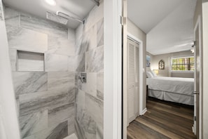 Bathtub, towels