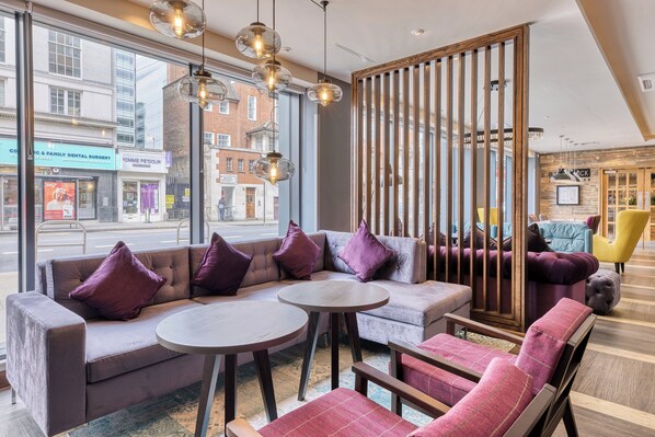 Bar (on property) - Premier Inn London Hammersmith - Shepherds Bush Road (London)