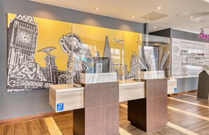 Reception - Premier Inn London Hammersmith - Shepherds Bush Road (London)