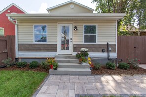 Exterior - Modern downtown 4-BR/3 bath spacious home with free on site parking, sleeps 10 (New Albany)