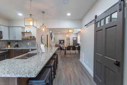 Modern downtown 4-BR/3 bath spacious home with free on site parking, sleeps 10