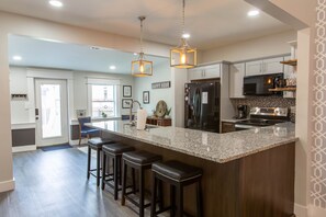 Fridge, microwave, oven, stovetop - Modern downtown 4-BR/3 bath spacious home with free on site parking, sleeps 10 (New Albany)