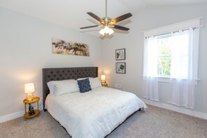 4 bedrooms, iron/ironing board, free WiFi, bed sheets - Modern downtown 4-BR/3 bath spacious home with free on site parking, sleeps 10 (New Albany)