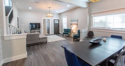 Modern downtown 4-BR/3 bath spacious home with free on site parking, sleeps 10