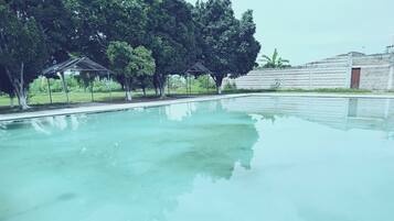 Dortoir Partagé, 2 chambres, fumeurs, piscine privée | Piscine | Piscine extérieure