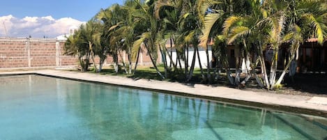 Una piscina al aire libre