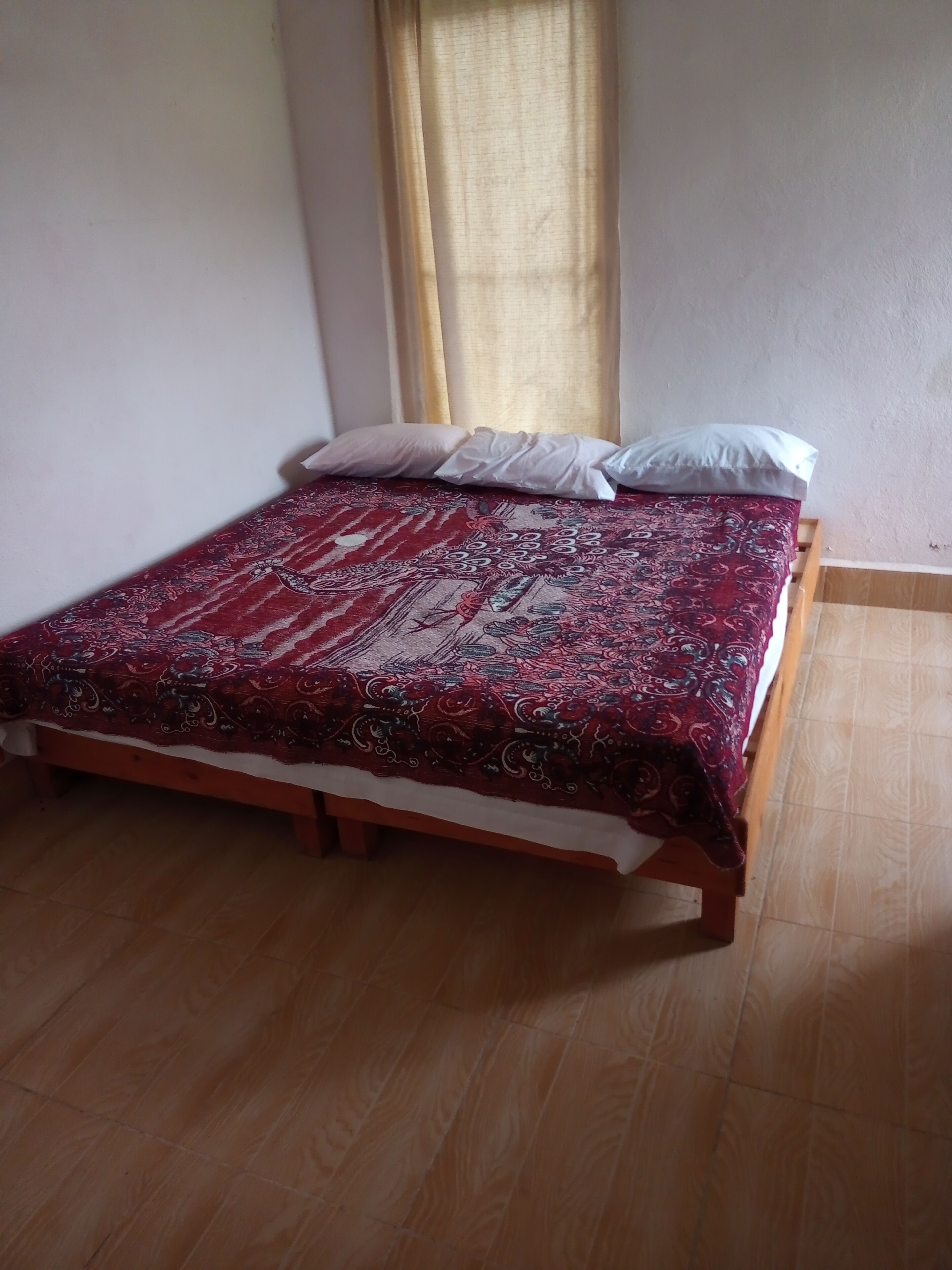 Dortoir Partagé, 2 chambres, fumeurs, piscine privée | Salle de bain | Douche, serviettes fournies