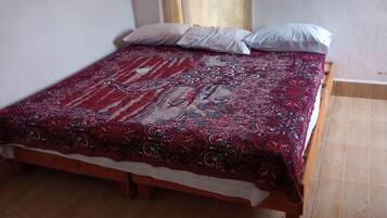 Dortoir Partagé, 2 chambres, fumeurs, piscine privée | Salle de bain | Douche, serviettes fournies
