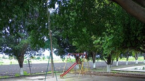 A playground with a swing set and a tire swing. - Room-lodging and Camping the Island (Tlaquiltenango)