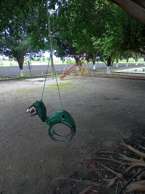Dormitório compartilhado, 2 quartos, para fumantes, piscina particular | Área infantil
