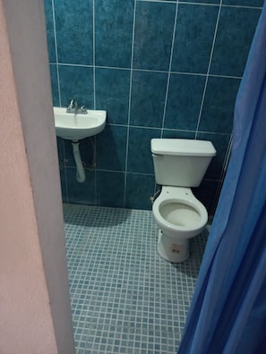 Dormitório compartilhado, 2 quartos, para fumantes, piscina particular | Comodidades do banheiro | Chuveiro, toalhas de banho