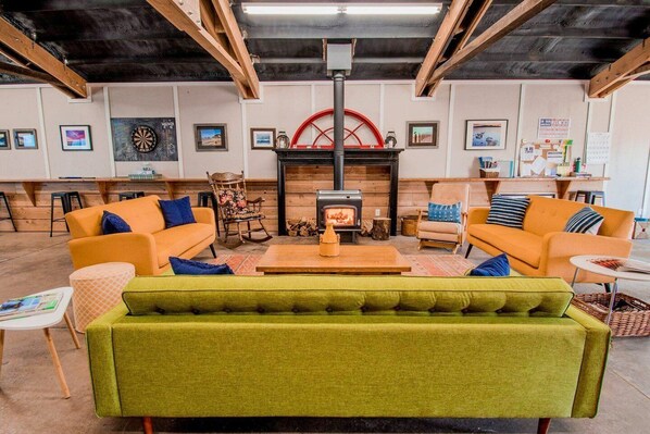 Téléviseur, table de ping-pong