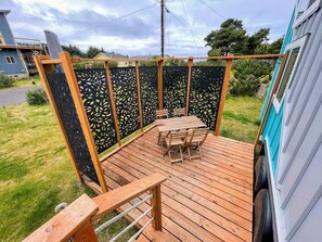 Outdoor dining - Big Stump (Lincoln County)